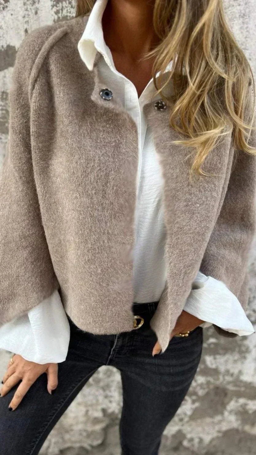 LIVIA™ – Moderne Wollstrickjacke