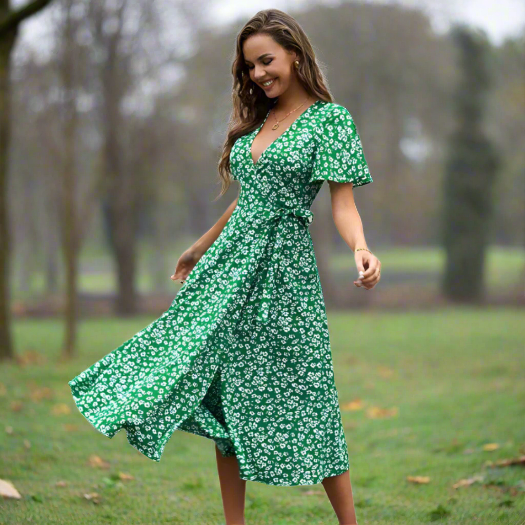 DALISAY™ - Sommerkleid mit V-Ausschnitt und Volantärmeln in Übergröße