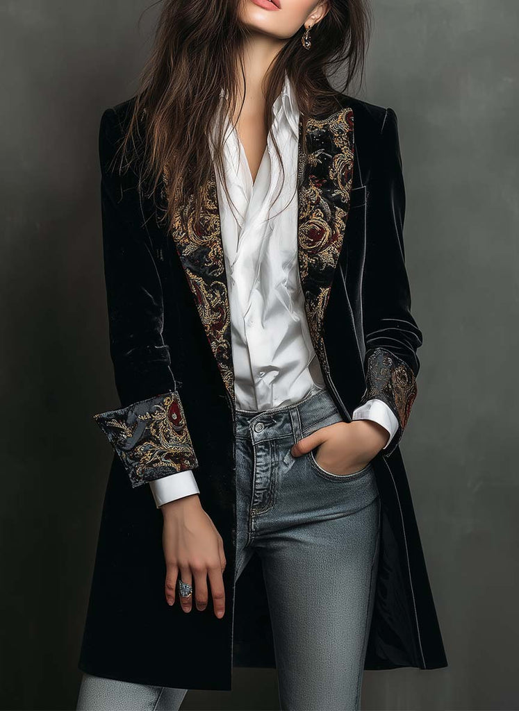Taillierter Damenblazer mit schwarzem Barockmuster