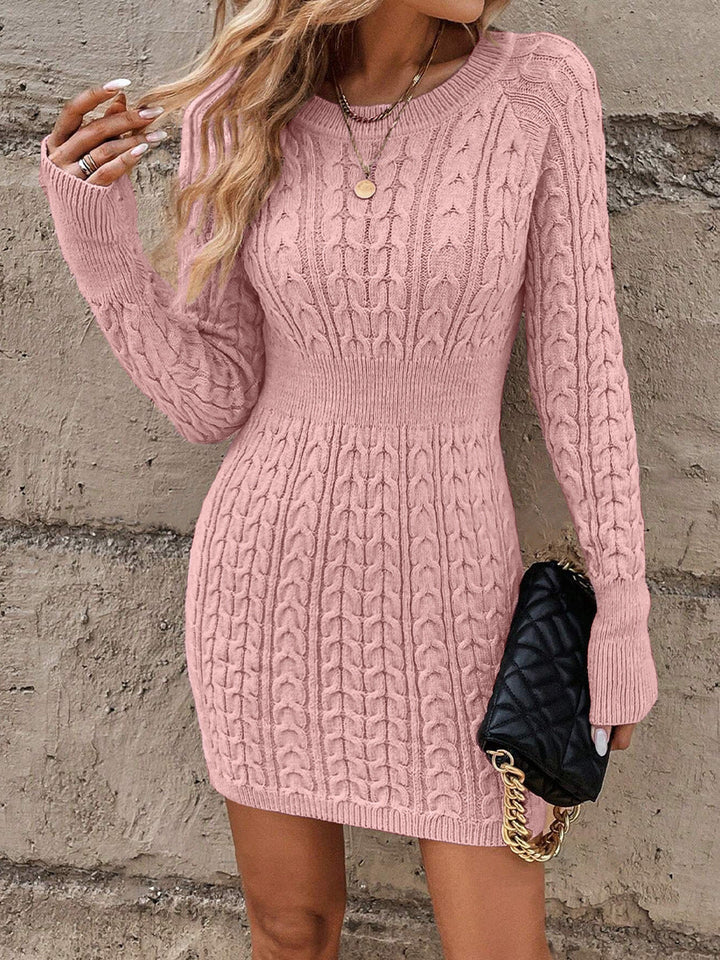 ALVA™ – Enganliegendes Zopfmuster-Strickkleid mit Rundhalsausschnitt für Herbst & Winter
