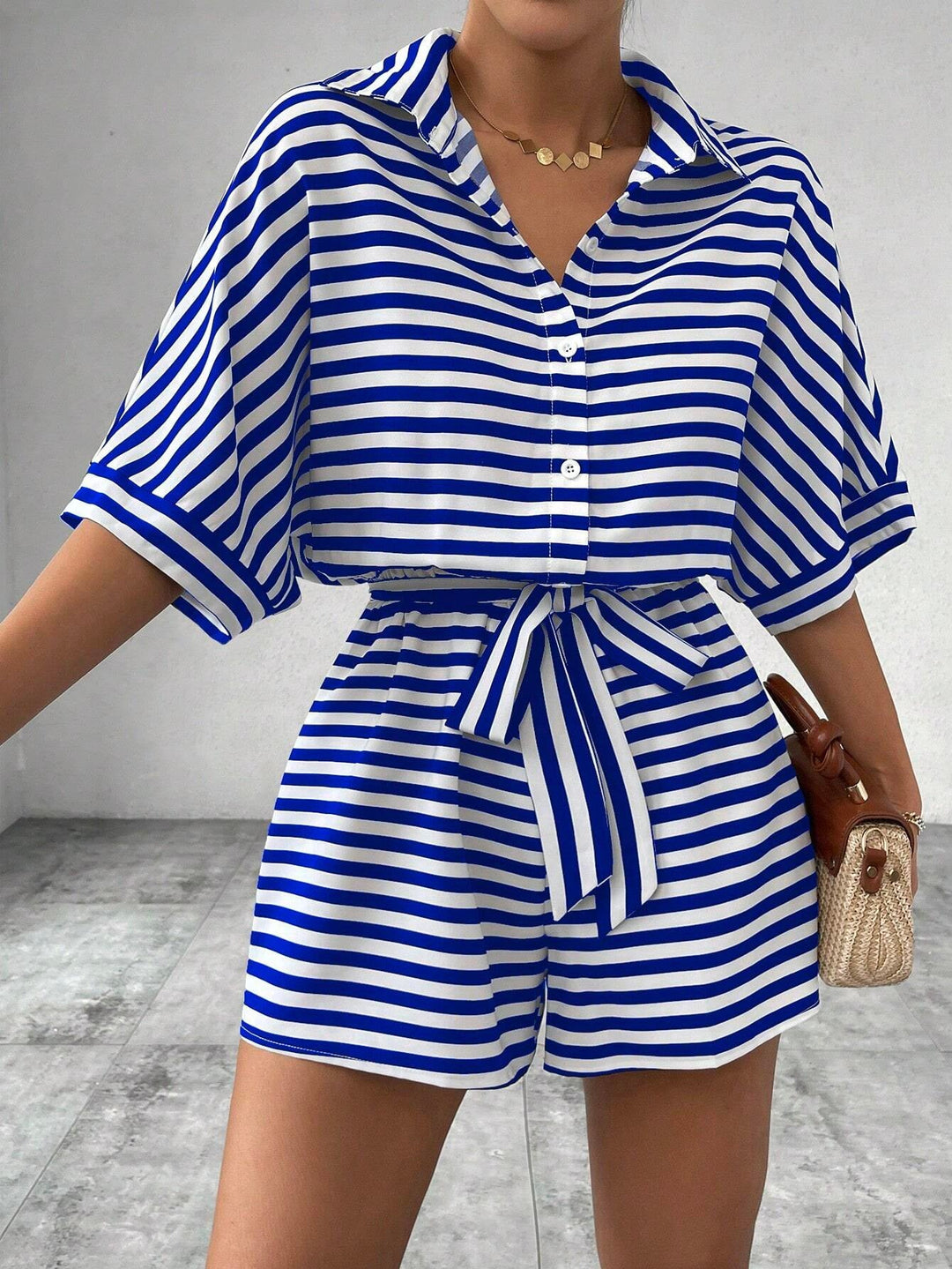 CANDIDA™ – Gestreifter Sommer-Playsuit mit Bindedetail