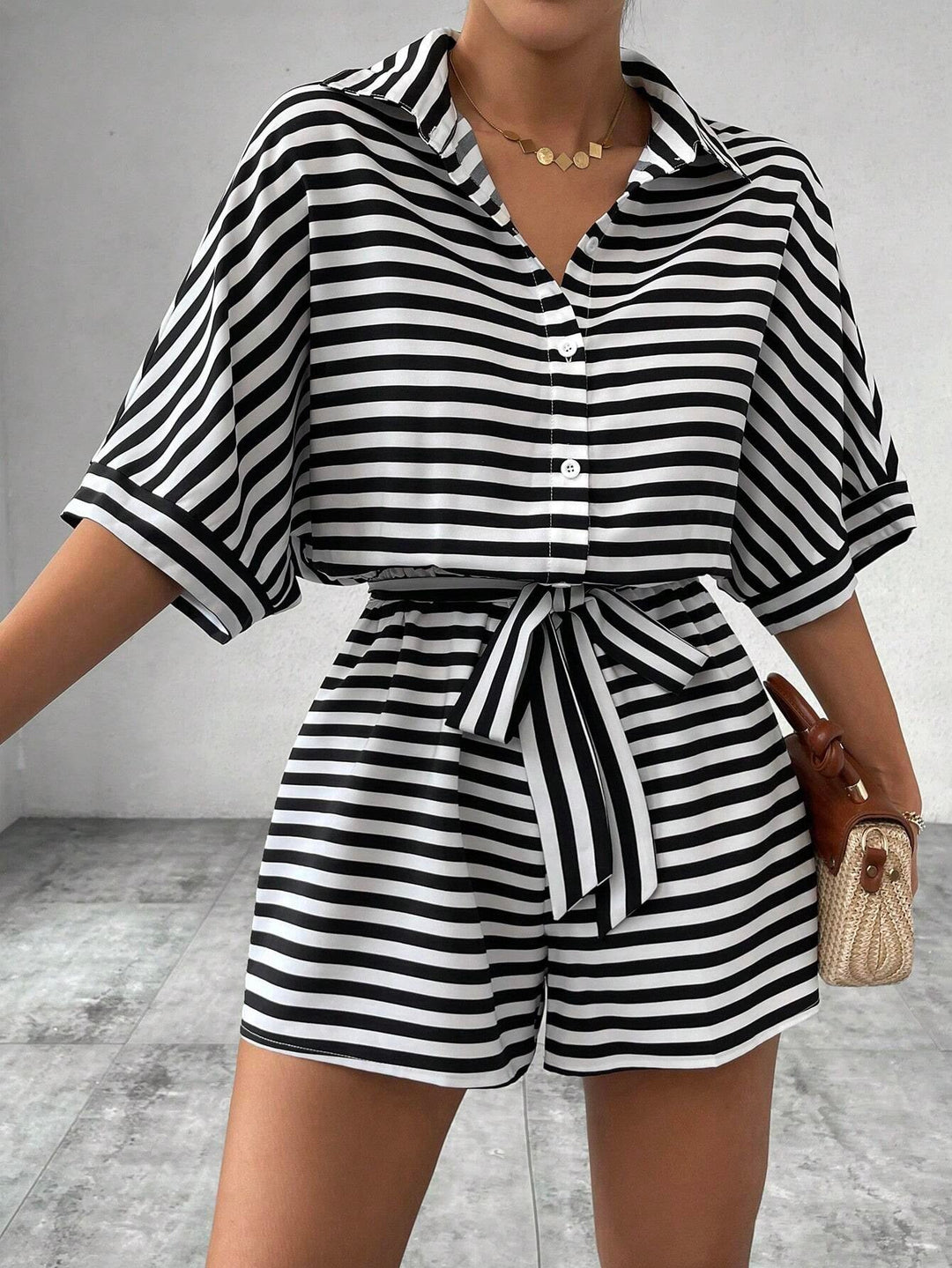 CANDIDA™ – Gestreifter Sommer-Playsuit mit Bindedetail