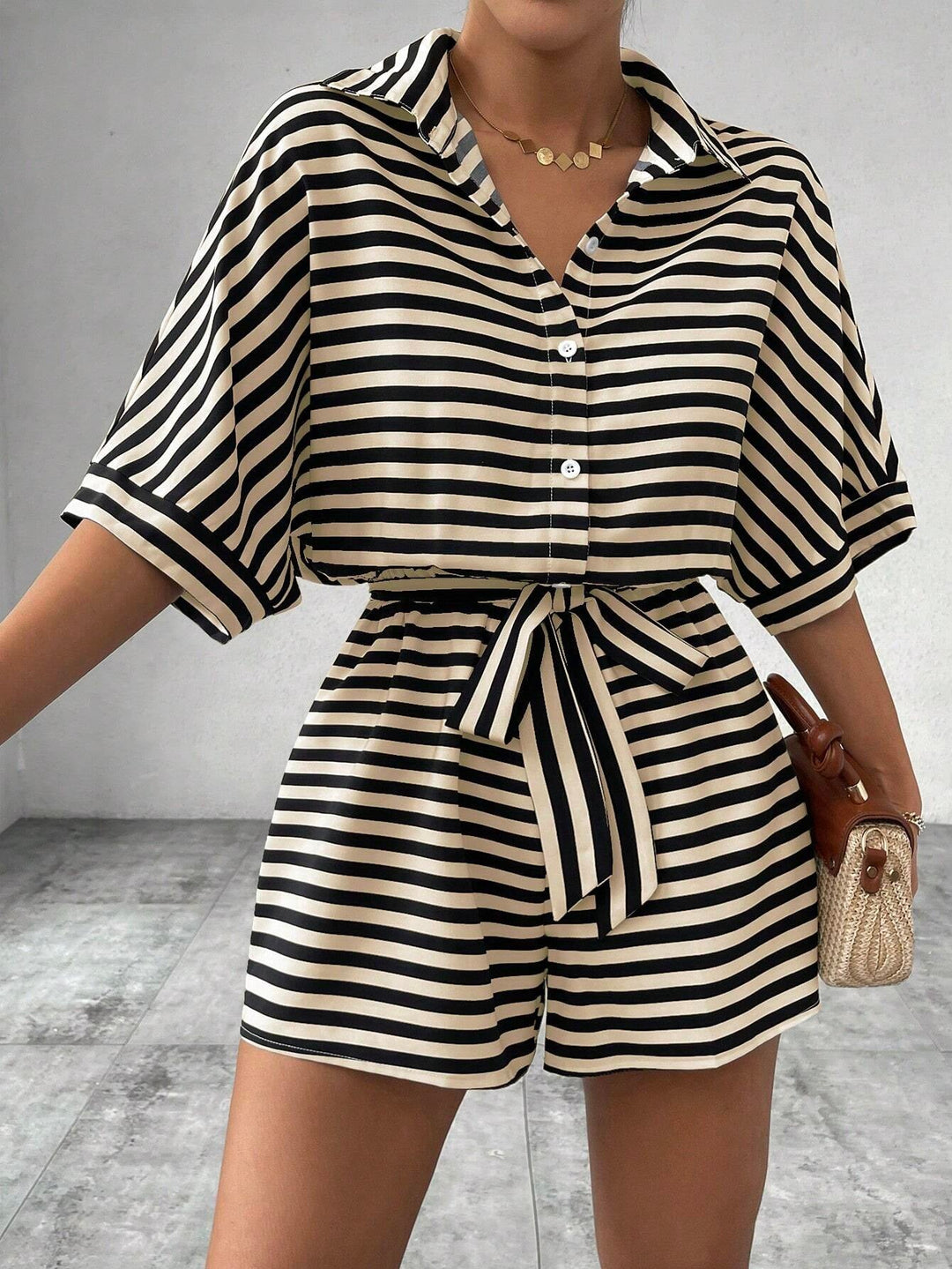CANDIDA™ – Gestreifter Sommer-Playsuit mit Bindedetail