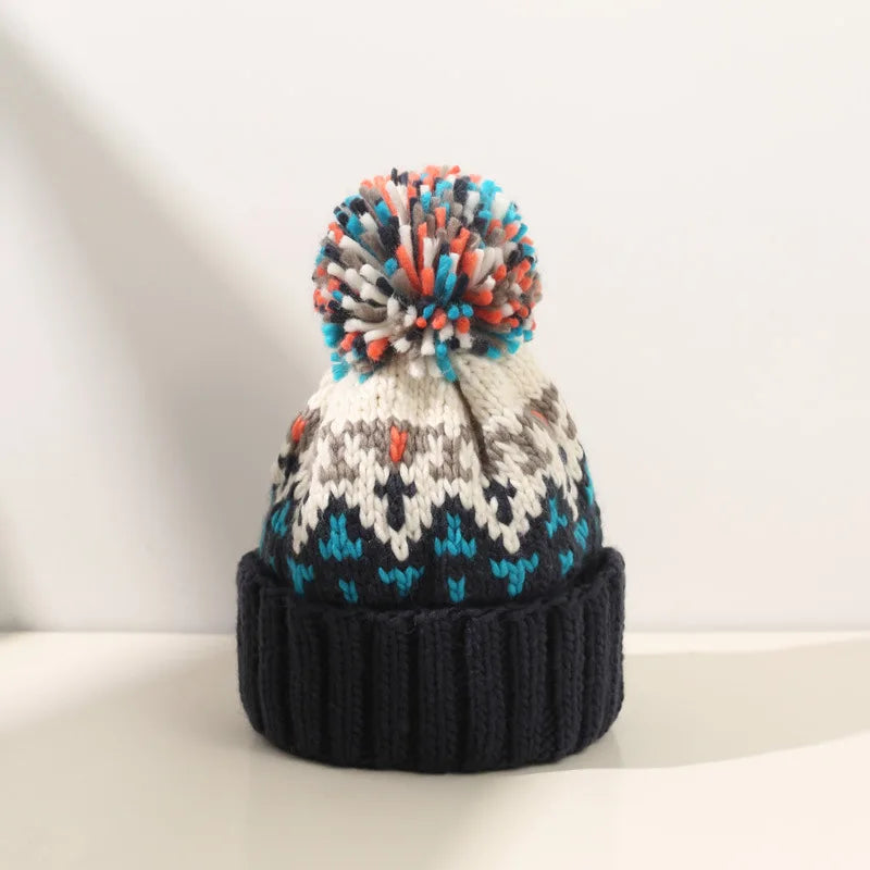 TAMARA™– Gemütliche Schneeflocken-Pomponmütze