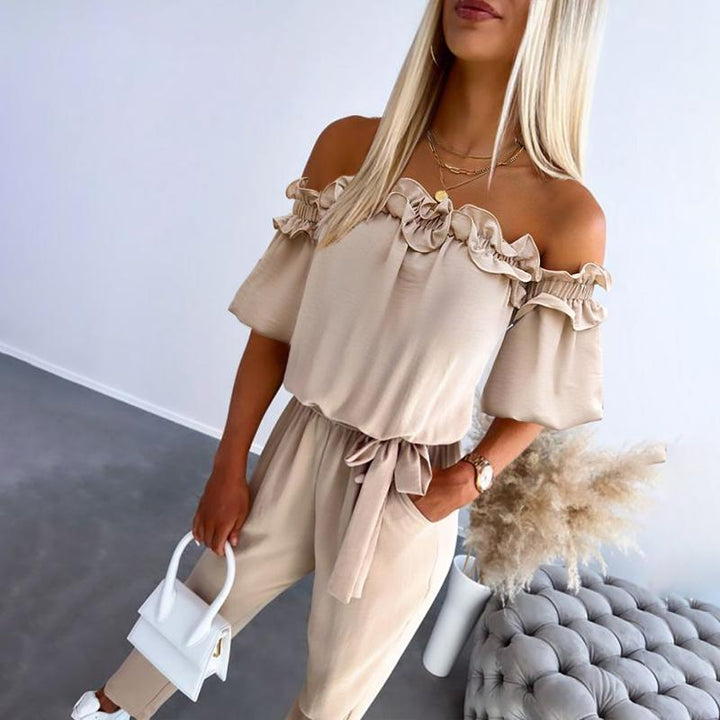 CAMILA™ – Eleganter schulterfreier Jumpsuit mit Rüschen und Bindegürtel