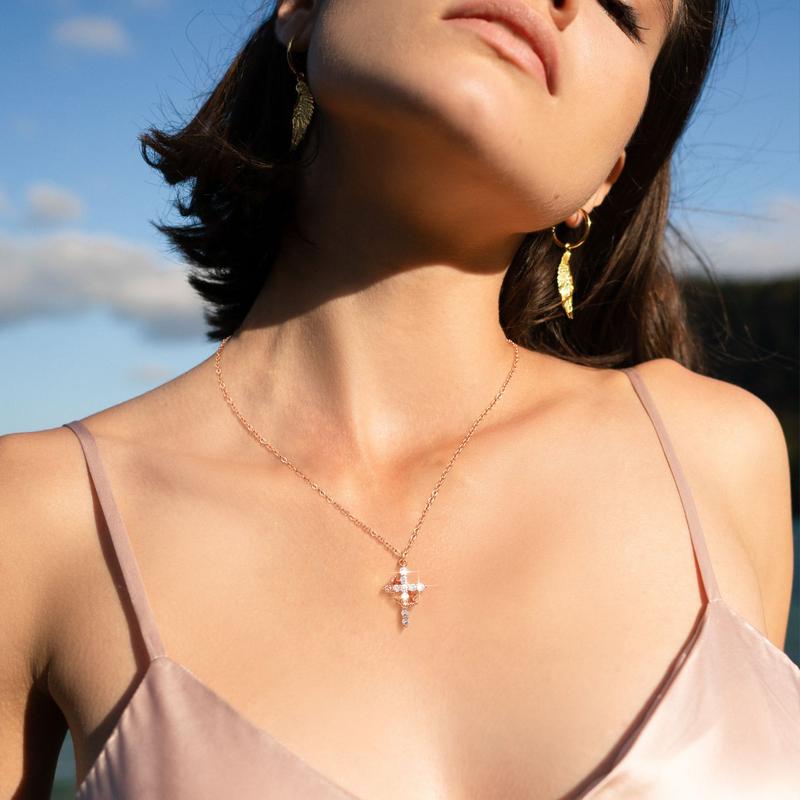CLARISSE™ – Klassische Kreuz & Krone Halskette